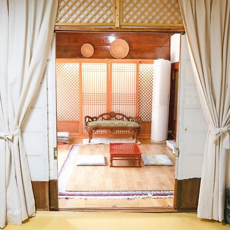 Dongmyo Hanok Sihwadang - Private Korean Style House In The City Center With A Beautiful Garden Seúl Exterior foto