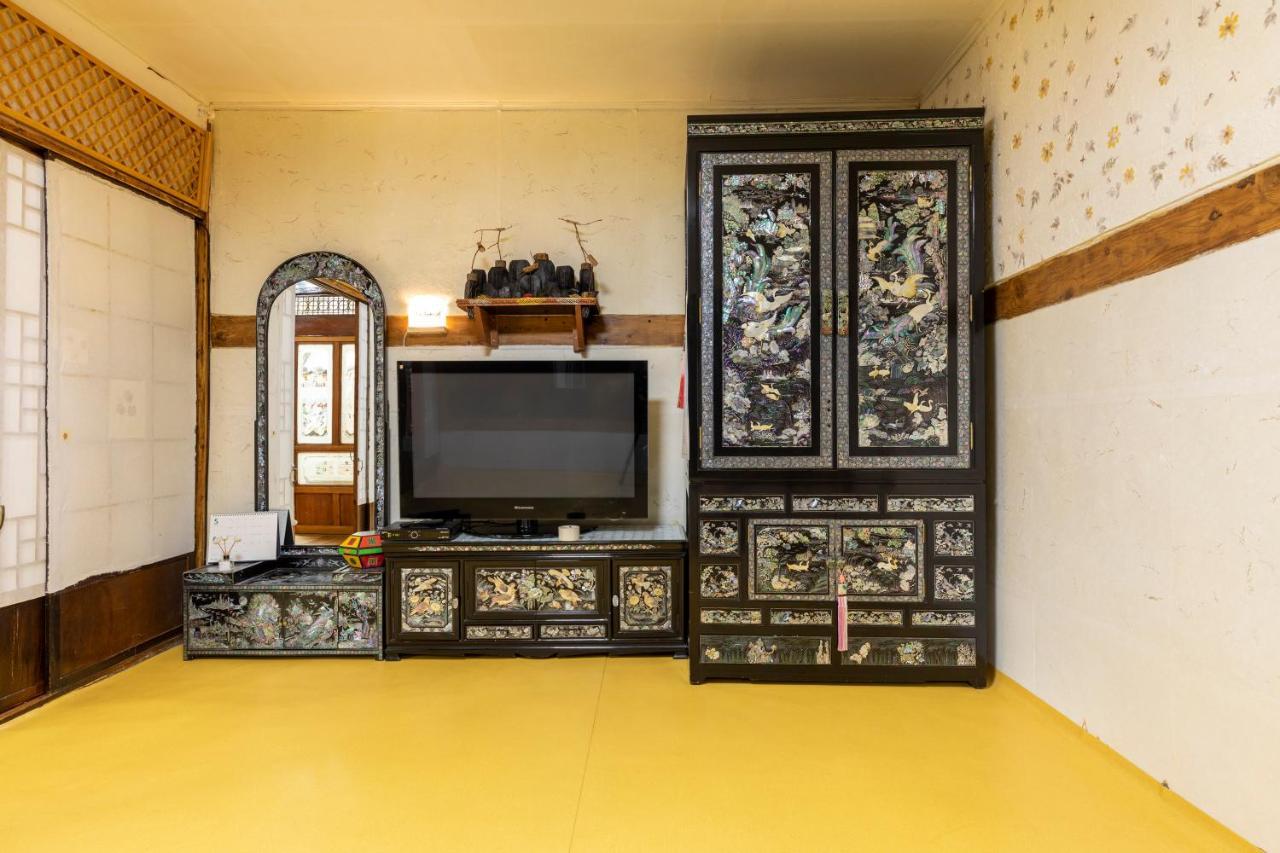 Dongmyo Hanok Sihwadang - Private Korean Style House In The City Center With A Beautiful Garden Seúl Exterior foto