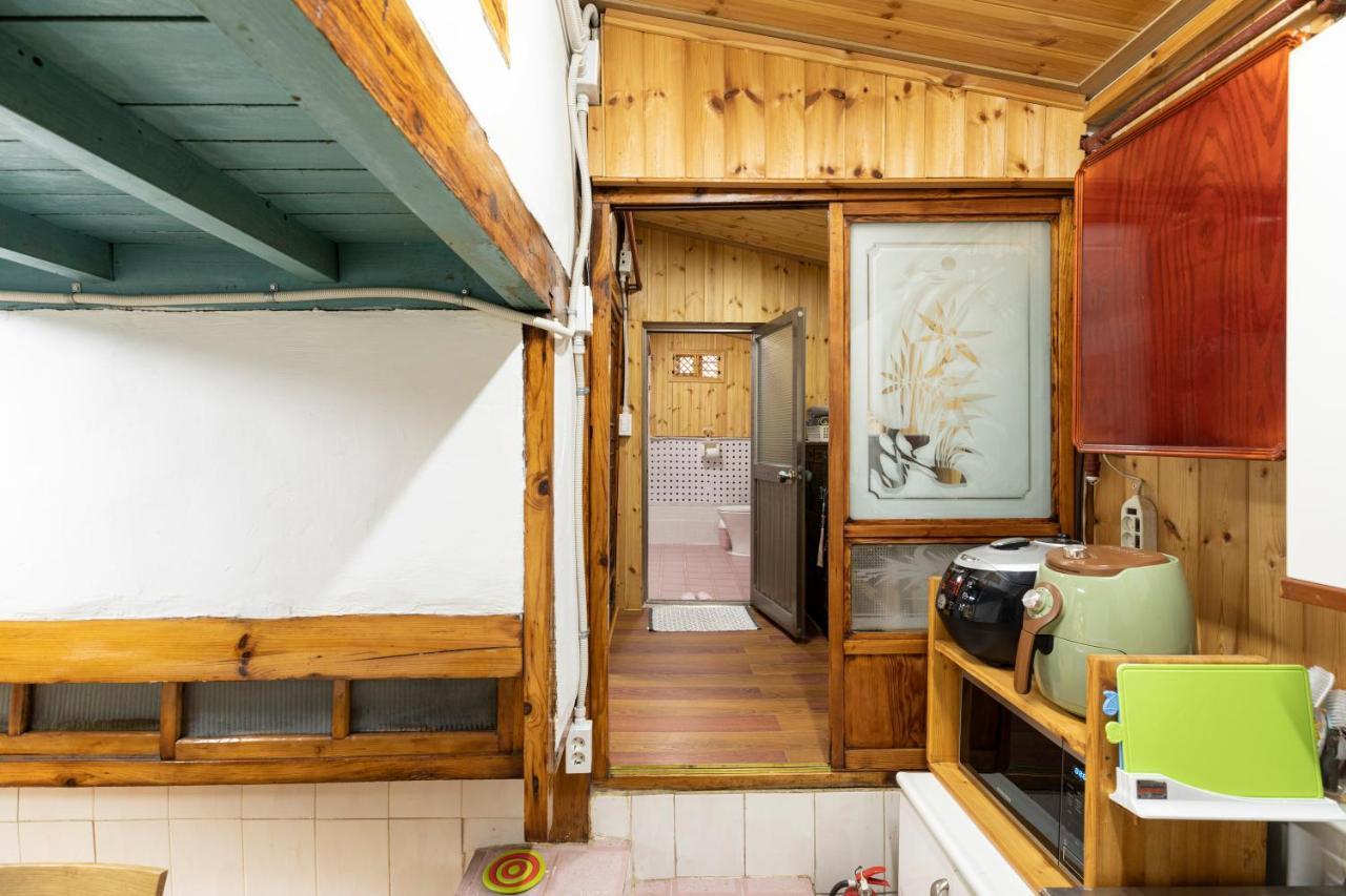 Dongmyo Hanok Sihwadang - Private Korean Style House In The City Center With A Beautiful Garden Seúl Exterior foto