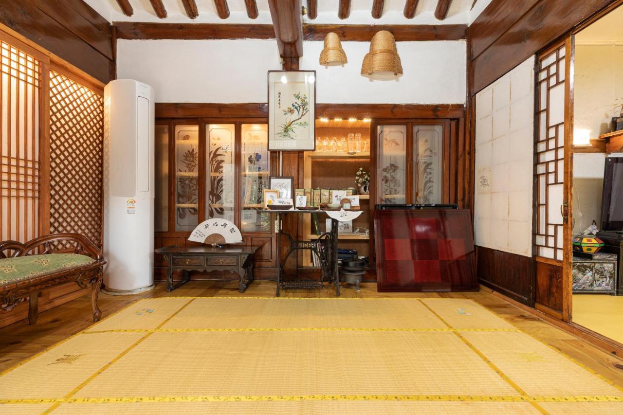 Dongmyo Hanok Sihwadang - Private Korean Style House In The City Center With A Beautiful Garden Seúl Exterior foto